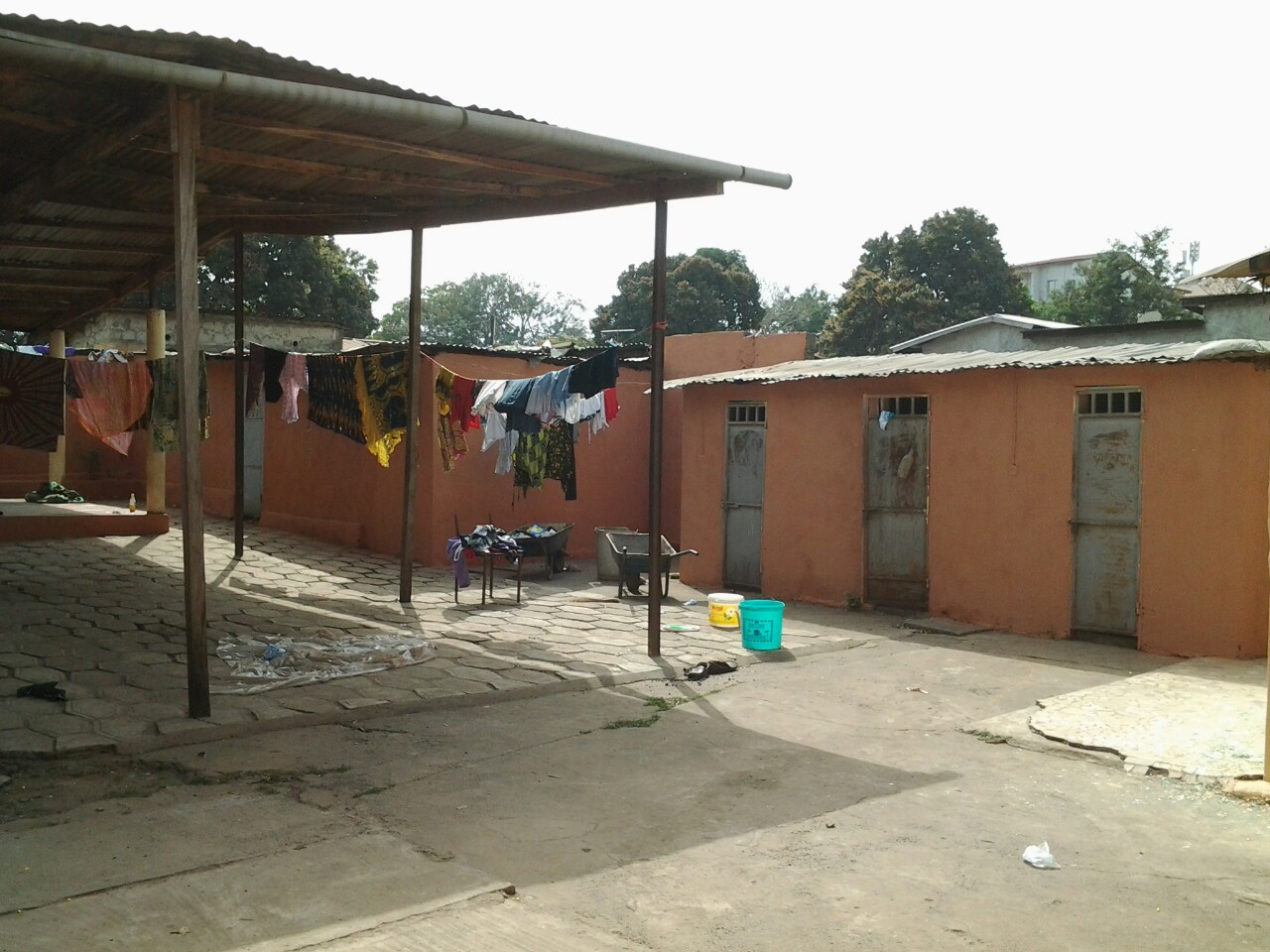 Toilettes cour et magasin